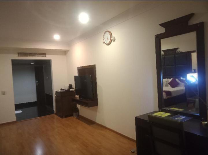 Blossom Rooms Hotel Vashishtha - Free Lunch Or Dinner- Free Breakfast Hyderabad Ngoại thất bức ảnh