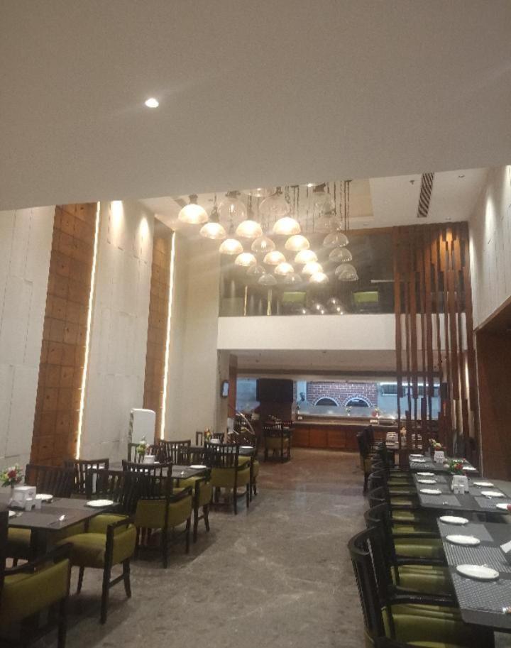 Blossom Rooms Hotel Vashishtha - Free Lunch Or Dinner- Free Breakfast Hyderabad Ngoại thất bức ảnh