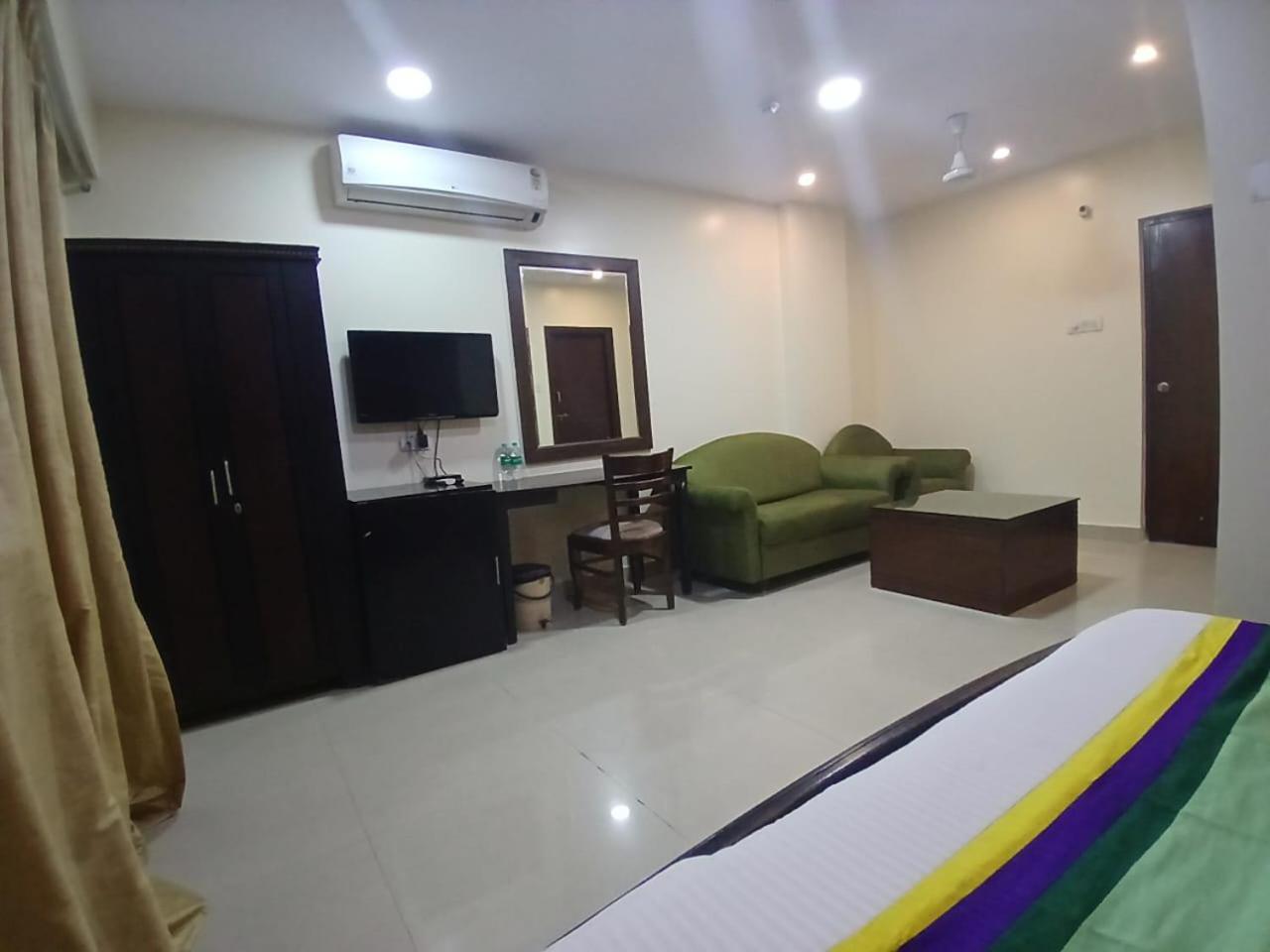 Blossom Rooms Hotel Vashishtha - Free Lunch Or Dinner- Free Breakfast Hyderabad Ngoại thất bức ảnh